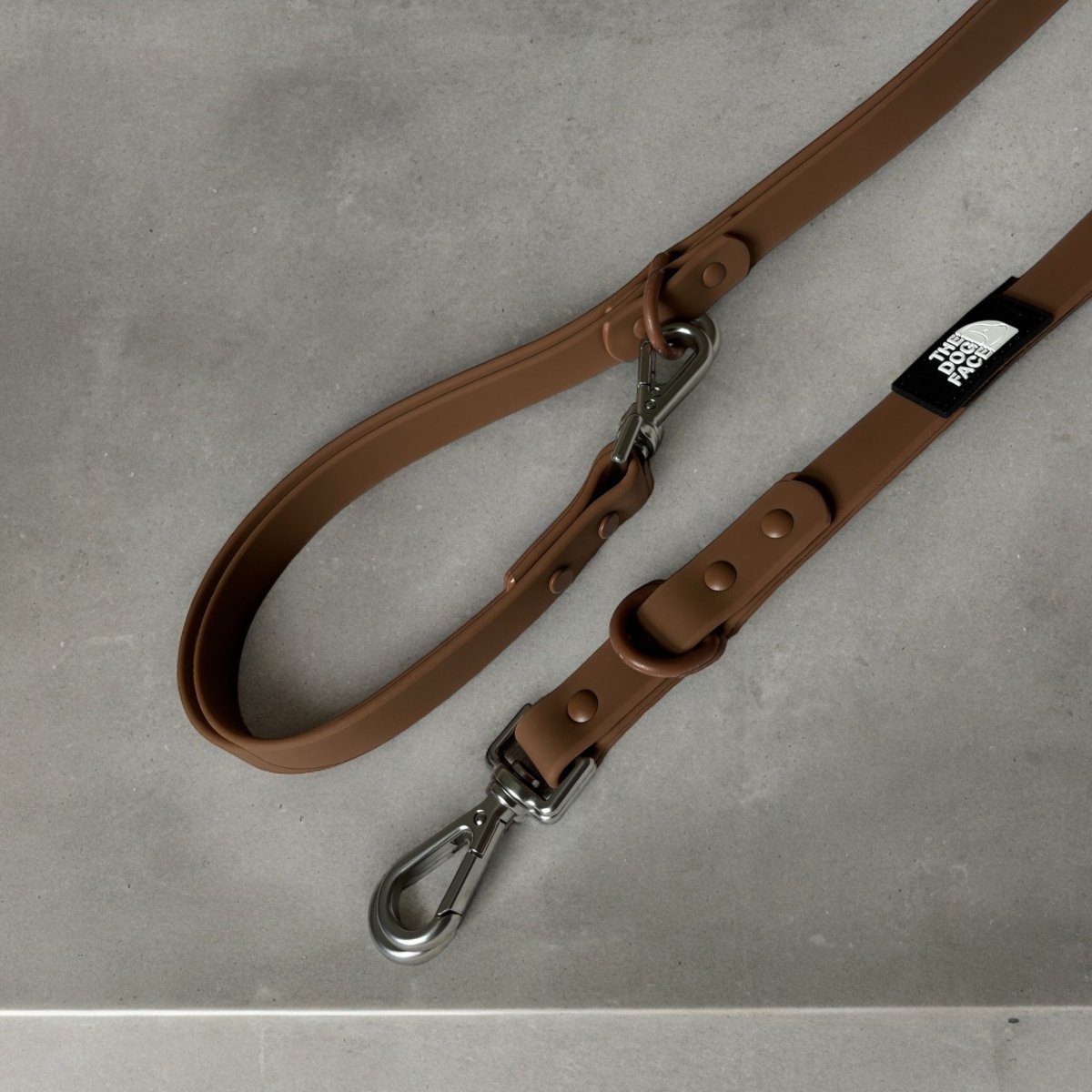 Hondenriem Pura 152×2 cm Waterdicht PVC – Duurzaam en Handsfree Chocolade - Hebbr