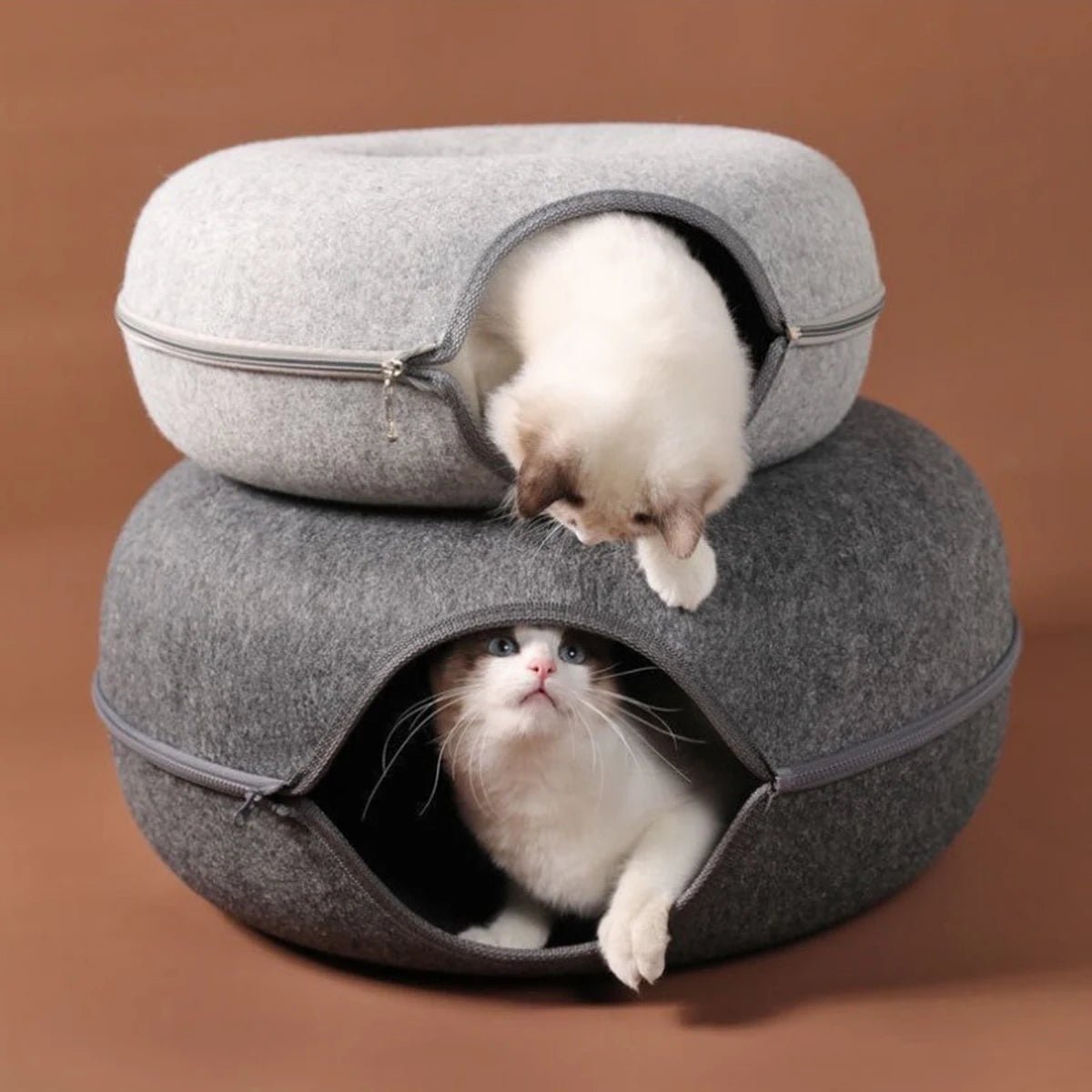 Donut kattenbed van vilt met ademgat - 2 - in - 1 tunnel voor katten en interactieve speeltjes - Hebbr