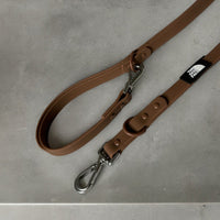 Hondenriem Pura 152×2 cm Waterdicht PVC – Duurzaam en Handsfree Chocolade - Hebbr