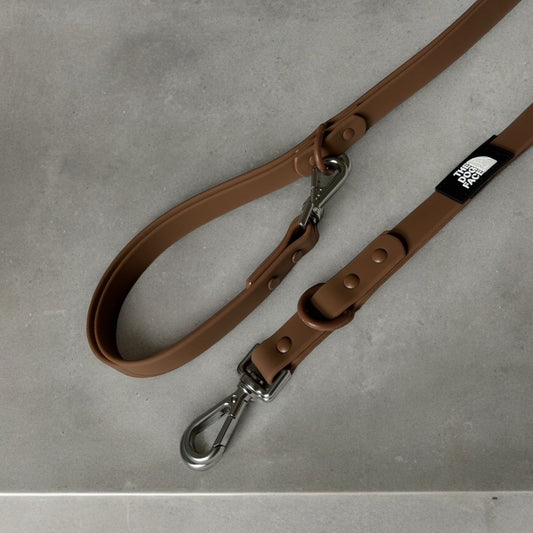 Hondenriem Pura 152×2 cm Waterdicht PVC – Duurzaam en Handsfree Chocolade - Hebbr