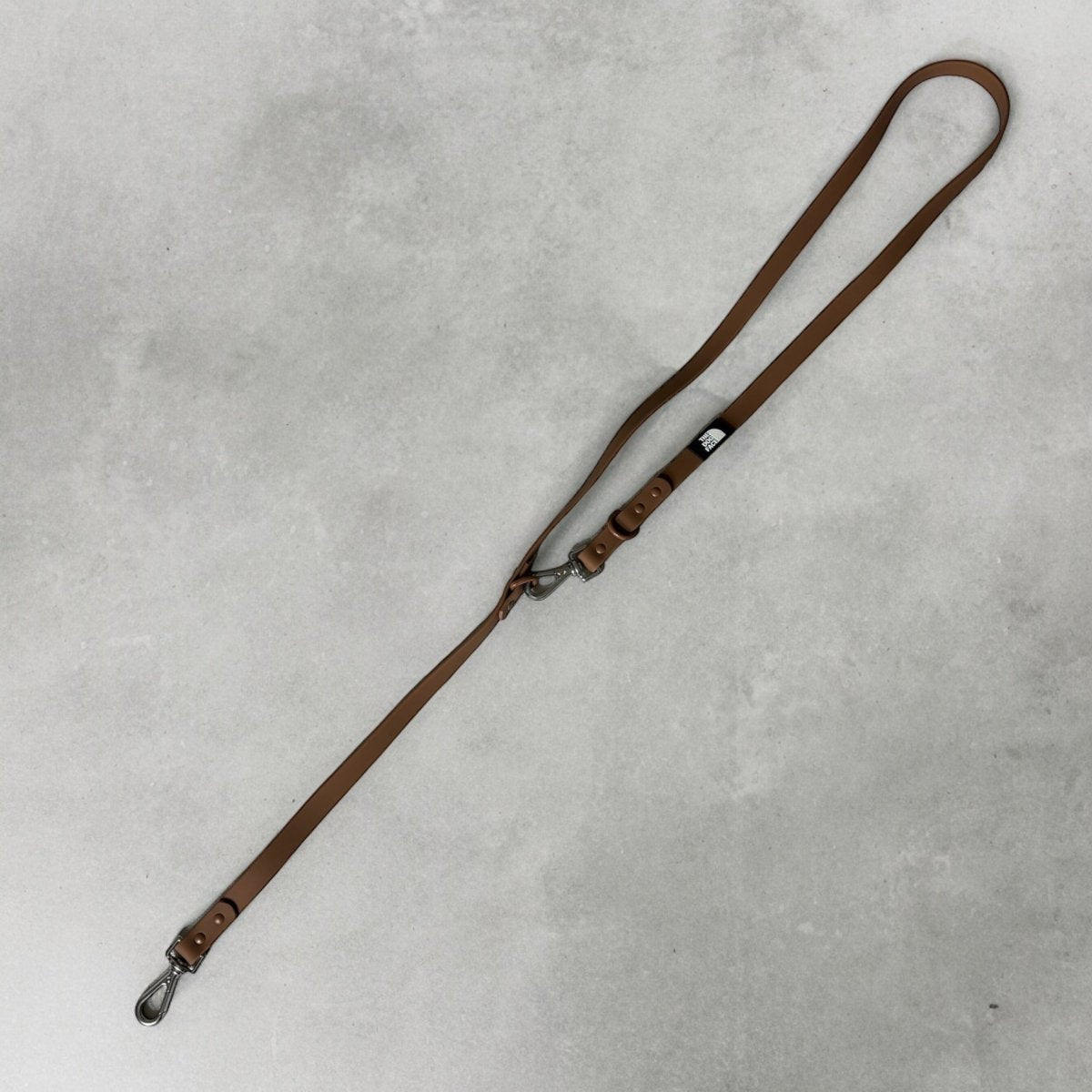 Hondenriem Pura 152×2 cm Waterdicht PVC – Duurzaam en Handsfree Chocolade - Hebbr