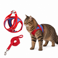 Kato kattenharnas rood met contrasterende tabby kat op witte achtergrond