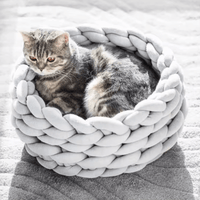 Luxe Handgeweven Kattenbed met Verhoogde Randen - Zacht en Comfortabel, Ideaal voor Knuffelen - Hebbr